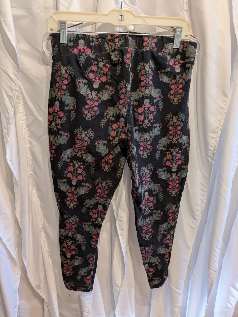 G1 Torrid Gothic Floral Skull Damask Crop Leggings Size 2 Plus 18/20 Goth